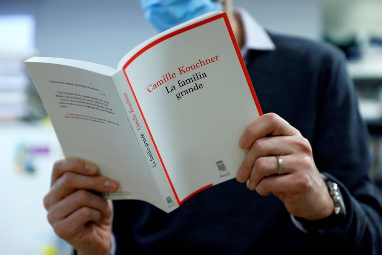 Op 7 januari verscheen het boek La familia grande, waarin juriste Camille Kouchner haar stiefvader, de bekende politicoloog Olivier Duhamel, beschuldigt van incestueuze handelingen met haar tweelingbroer. Beeld AFP