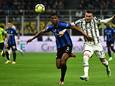 Denzel Dumfries in duel met Juventus-speler Filip Kostic.