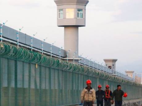 Comment la Chine “lave le cerveau” des Ouïghours en prison