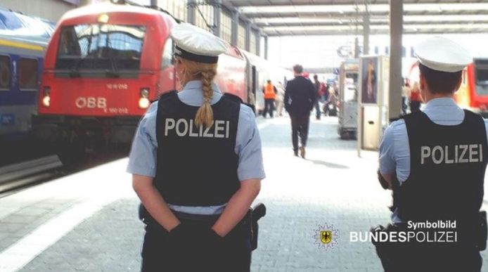 Duitse politieagenten in het station van München. Foto ter illustratie.