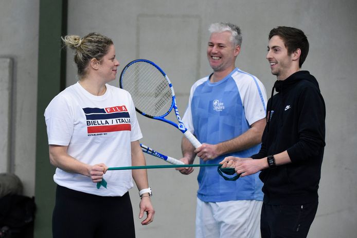 Kim Clijsters met Fred Hemmes (midden) op de mediadag in Bree.