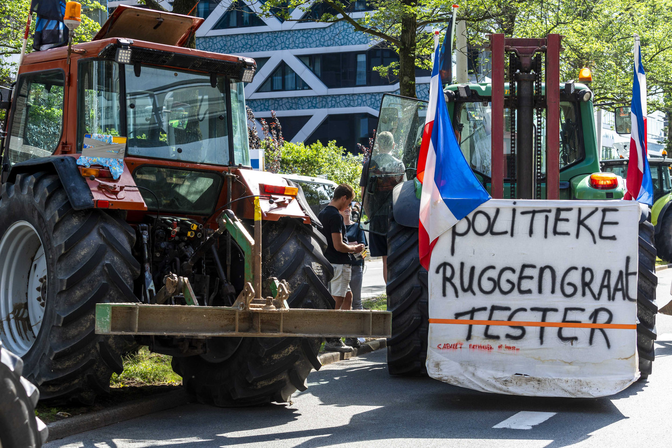 Boeren die dinsdag met hun trekkers bij de Tweede Kamer stonden, verlaten Den Haag. De boeren voerden in de Hofstad actie tegen de stikstofplannen van het kabinet.