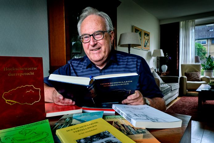 Chris den Boer met Hoeksche Waards woordenboek