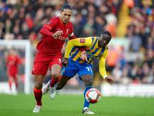 Van Dijk krijgt complimenten na bezoek aan kleedkamer Shrewsbury: ‘Een echte gentleman’