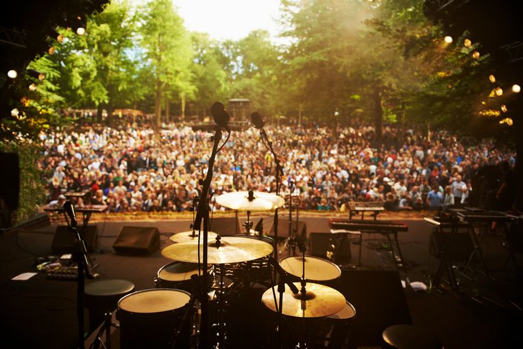 Shot of musical instruments on a stage looking out over a huge crowd Beeld Getty Images