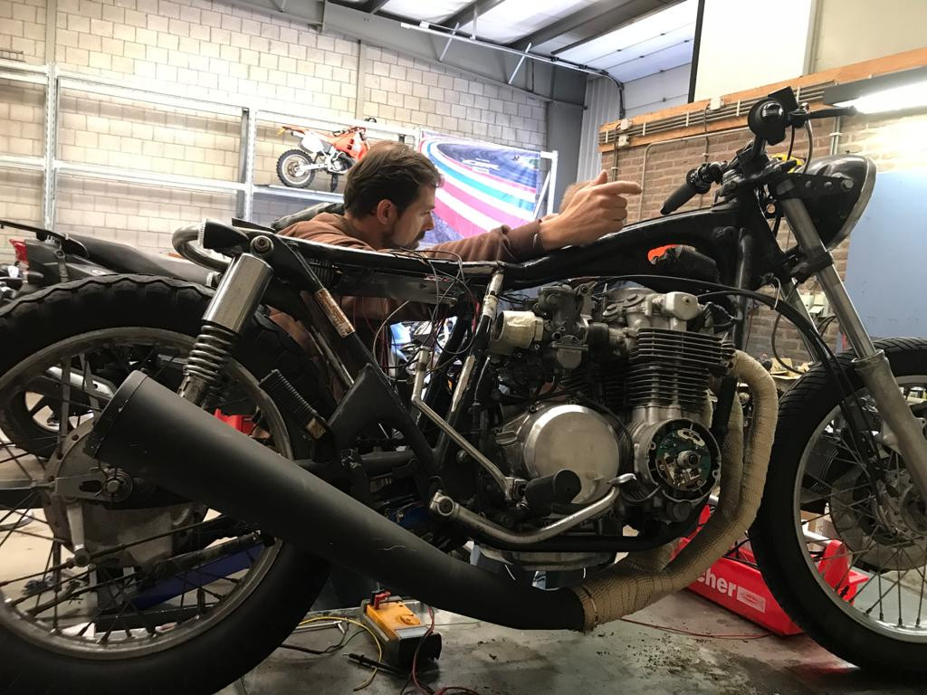 Maxim (49) vliegt als piloot de hele wereld over en brengt overal onderdelen mee om zijn motor te repareren. ,,Ik haalde de tank uit Kuala Lumpur en onderdelen uit Shanghai.”
