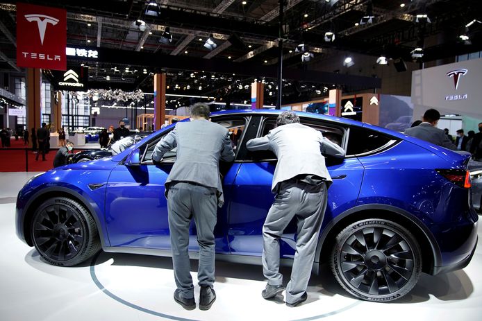 Interesse voor de Tesla Model 3 op de grote stand van dit merk.