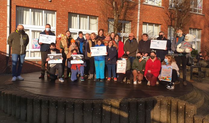 De sponsorbedragen voor de organisaties en de prijzen voor de best verkopende leerlingen en klassen werden overhandigd op vrijdag 28 januari tijdens de voormiddagspeeltijd.