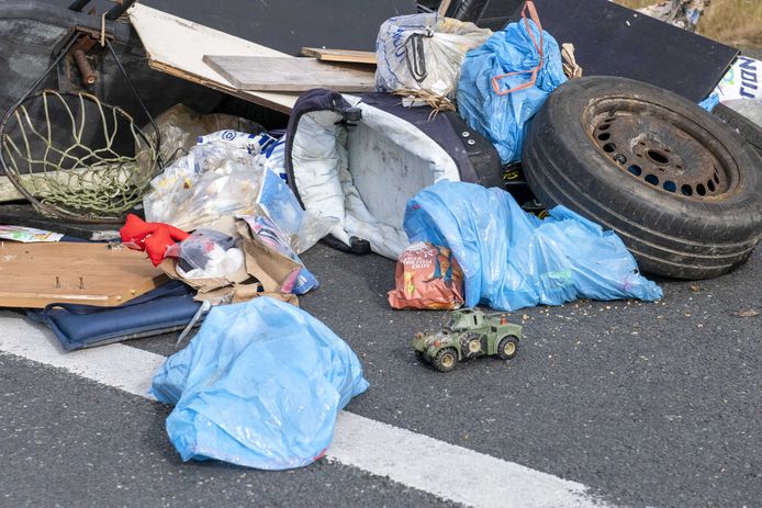 Door boze boeren gedumpt afval op de A7 tussen Drachtstercompagnie en Frieschepalen.