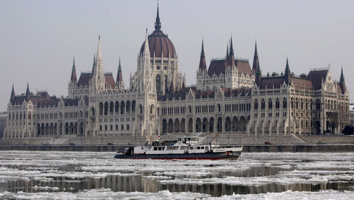 Een ijsbreker op de Danube rivier bij het parlementsgebouw in Budapest. Beeld afp