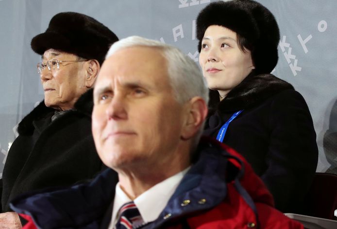 De Amerikaanse Vice-President Mike Pence op de voorgrond. Achter hem Kim Yo Jong, de zus van de Noord-Koreaanse leider Kim Jung-Un en de Noord-Koreaanse parlementsvoorzitter Kim Yong Nam. Foto Yonhap