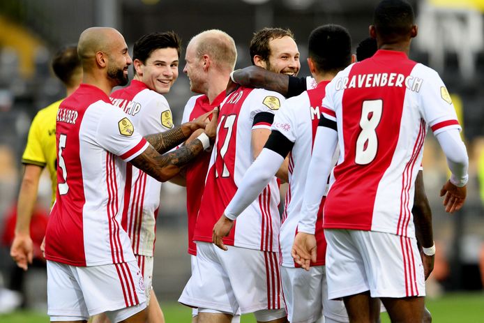 Vreugde na de 8-0 van Daley Blind van Ajax.