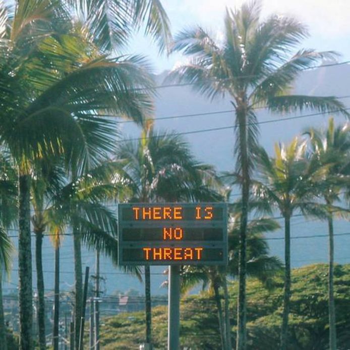 Elektronische informatieborden gaven dit weekend op Hawaii na de foutieve waarschuwing aan, dat er geen sprake is van gevaar.