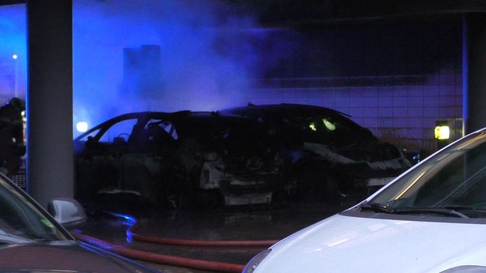 Twee auto’s zijn in brand gevlogen aan de Molenstraat in Oss.