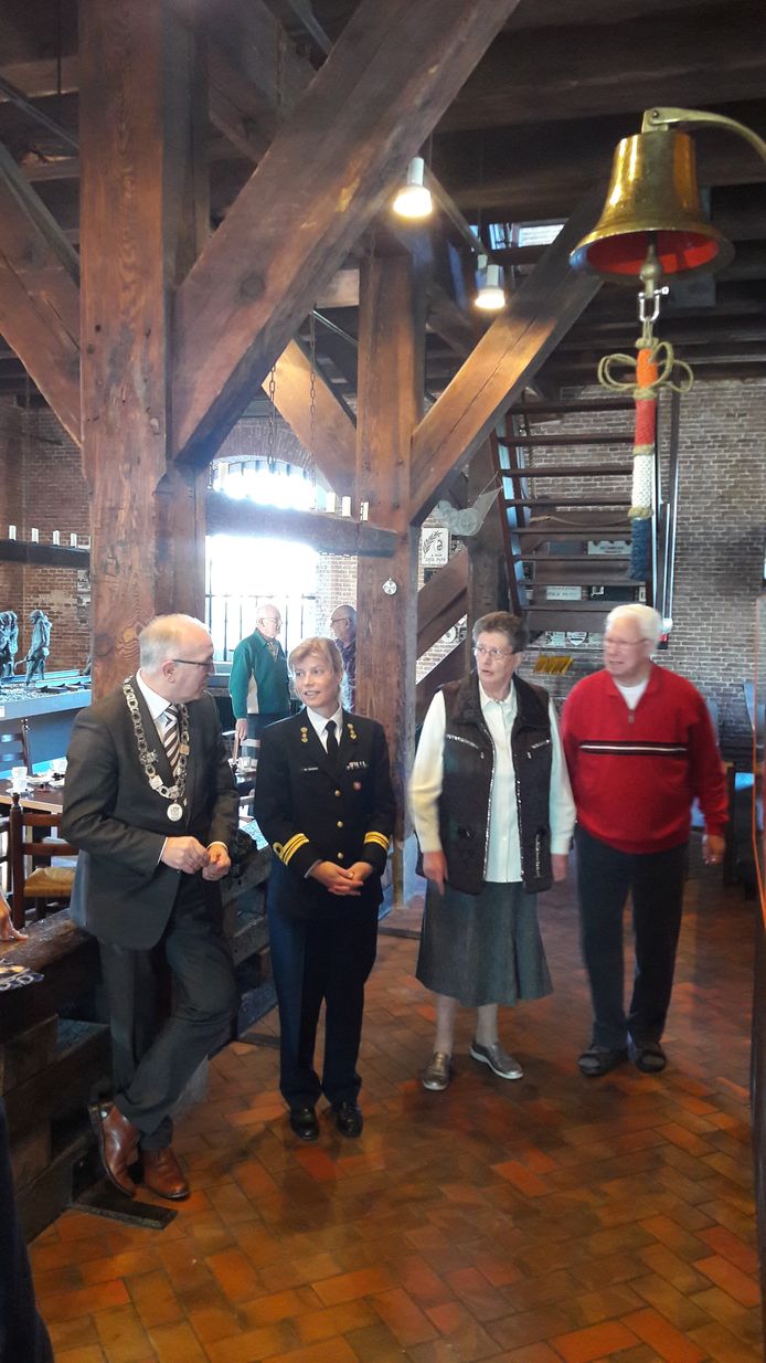 De scheepsbel hangt in het Arsenaal. Vlnr loco-burgemeester Eef Schoneveld, luitenant Yvonne van Beusekom en het beheerdersechtpaar Nieuwkoop van het Arsenaal.