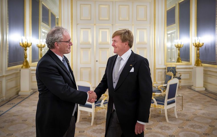 Koning Willem-Alexander en Thom de Graaf schudden elkaar de hand. 
 Beeld ANP