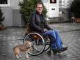 Zaakvoerder Duma Rent schenkt Jan een nieuwe rolstoel nadat hij verlamd raakte na een operatie 