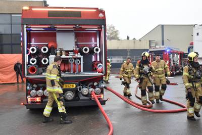 Autobrand Hedel zorgt voor veel rook in de omgeving