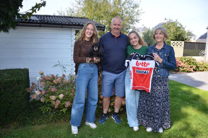 Florians zussen Febe (links) en Ine en ouders Noel en Isabelle zijn apetrots op hun zoon en broer.