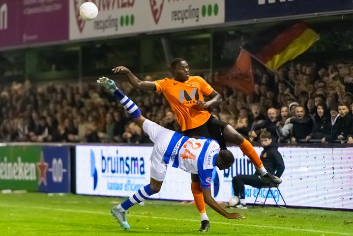 Mike Veenstra (oranje shirt) in actie voor HHC in het bekerduel met PEC Zwolle.