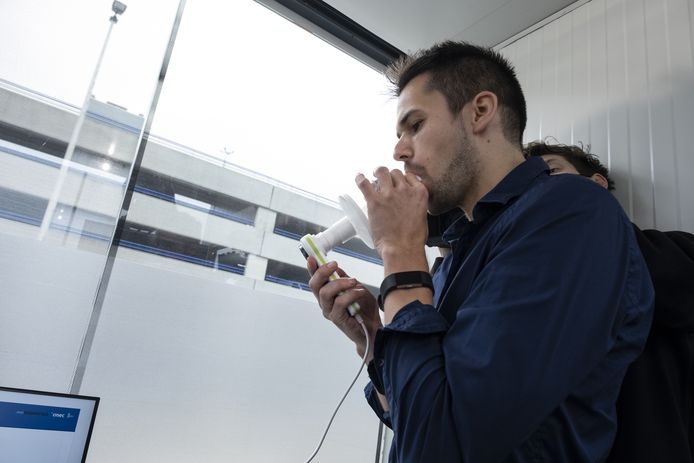 Démonstration d'un nouveau test respiratoire à Brussels Airport ce jeudi 14 octobre.