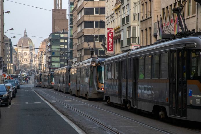 Trams van de MIVB in een rij aan de Koningsstraat in Brussel.