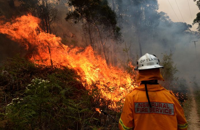 Een brandweerman bestrijdt het vuur op Gospers Mountain in Colo Heights, New South Wales.