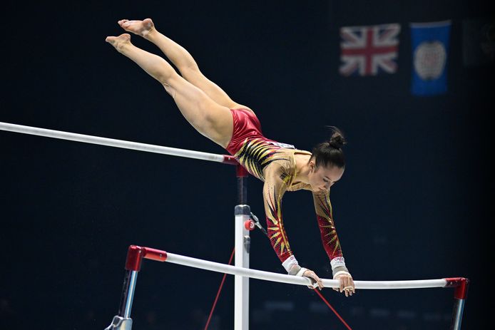 Nina Derwael toonde op de brug in haar eerste competitie veertien maanden na haar olympische kroon dat ze haar oefening nog goed in de vingers heeft.