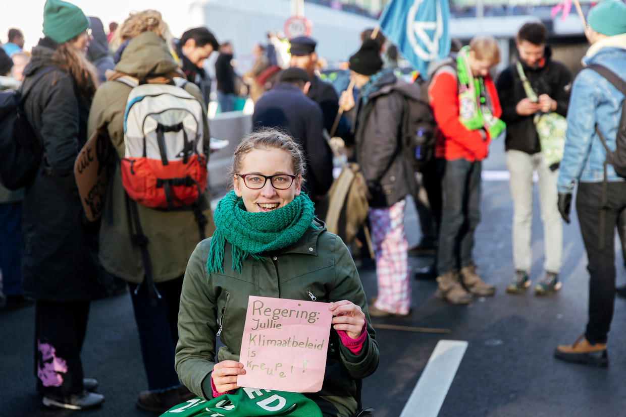 Rozemarijn van ’t Einde, dominee en klimaatactivist tijdens de demonstratie van Extinction Rebellion op de A12 in Den Haag. Beeld Fenna Jensma