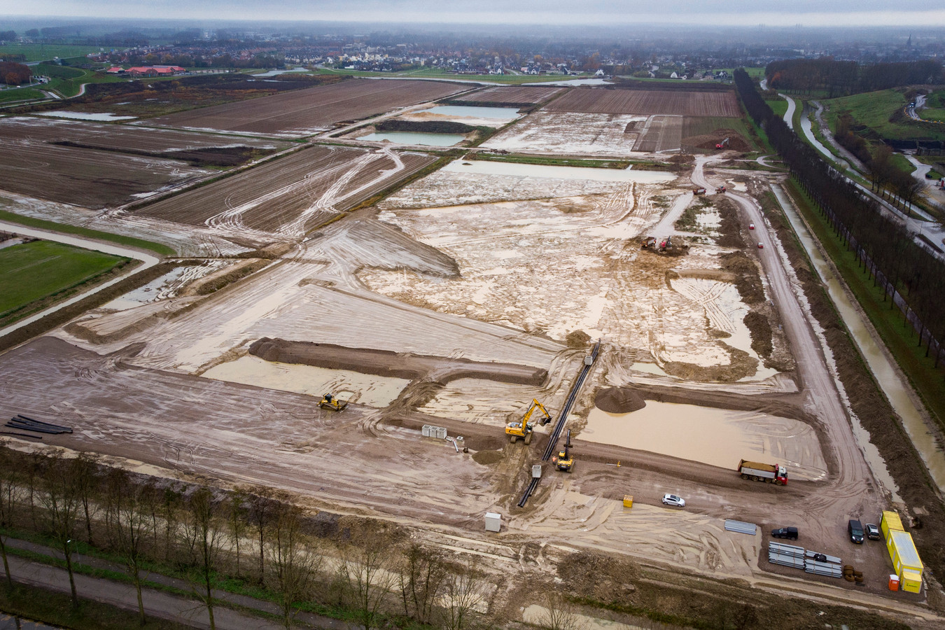 Langs de Nieuwe Pieckelaan wordt voor het maken van  de Beuningse Plas de kleilaag afgegraven.