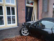 Porsche botst tegen huis in Kaatsheuvel, aannemer en timmermannen moeten komen om auto los te maken