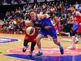 Heroes Den Bosch- speler Chris-Ebou Ndow (links) in duel met Donar-speler Clay Mounce (rechts).