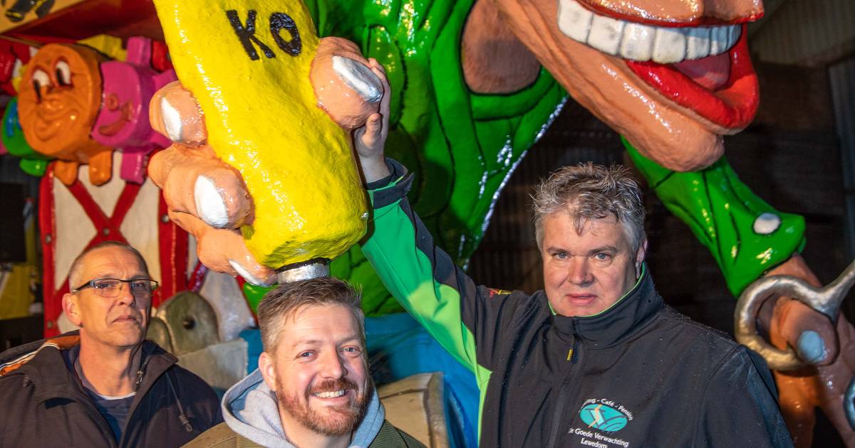 Grootste carnavalsoptocht in Lewedorp ooit gaat ondanks harde wind door