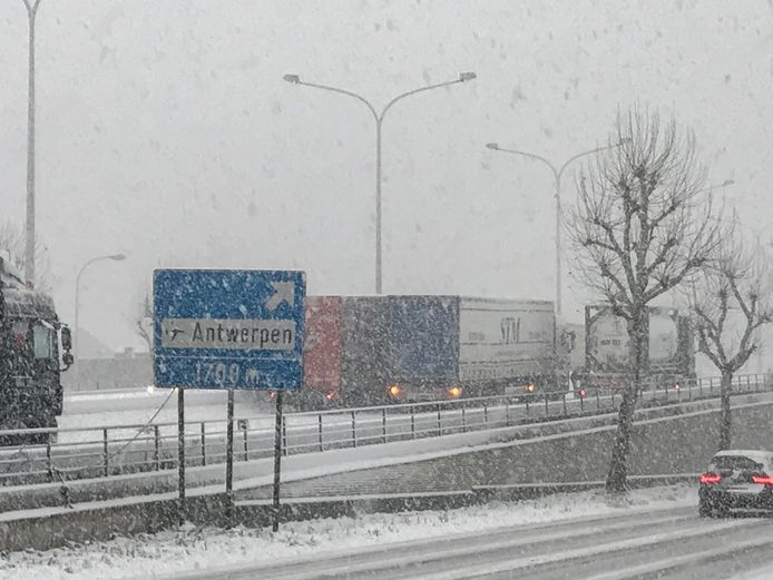 Vrachtwagens zitten vast in de sneeuw aan het viaduct in Wilrijk.