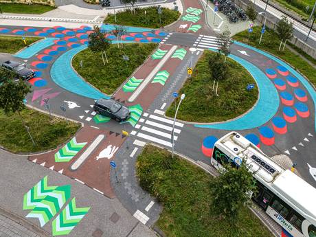 Forse kritiek op felgekleurde rotondes en kruispunten in Zwolle, proef stopt: ‘Situatie is onveilig’