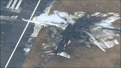 KIJK. Een dag na zware brand: van passagiersvliegtuig Japan Airlines blijft amper iets over, de ravage is enorm