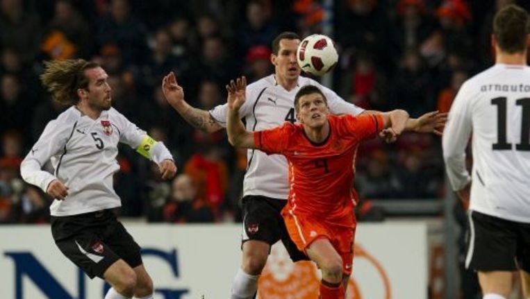 Klaas Jan Huntelaar (R) in duel met Christian Fuchs (L) en Emanuel Pogatetz van Oostenrijk. ANP Beeld 