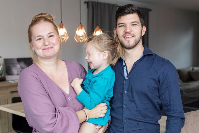 Chane en Niels met hun dochtertje Elize: "We proberen toch om een paar honderd euro per maand opzij te zetten."