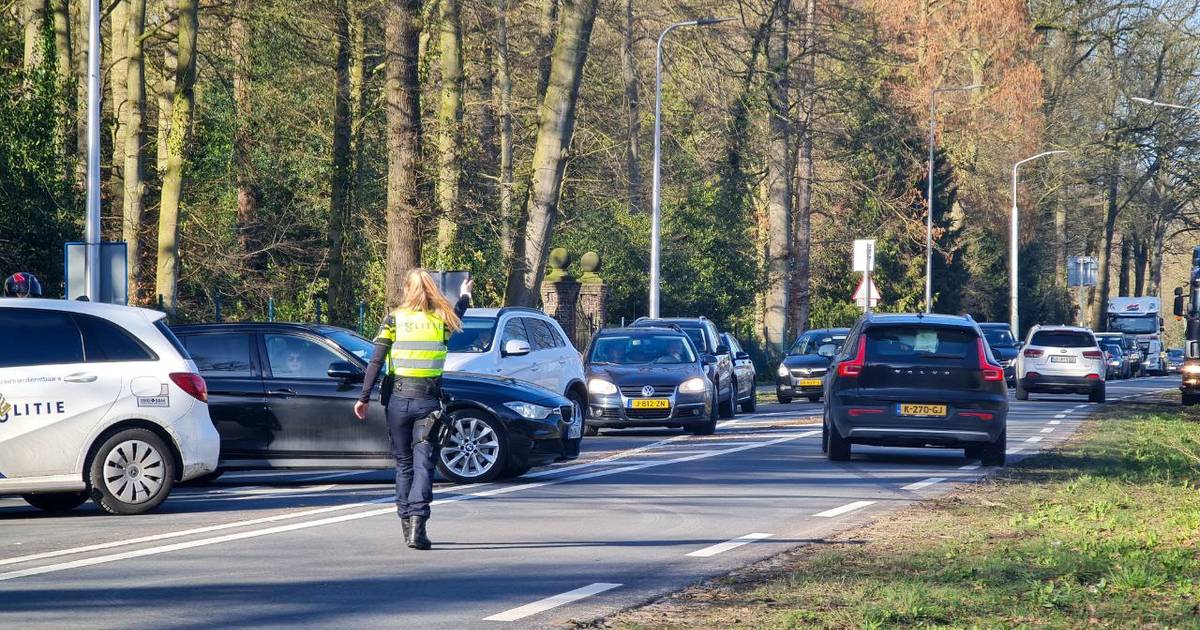 Kruising in Enschede enige tijd afgesloten door ongeval.