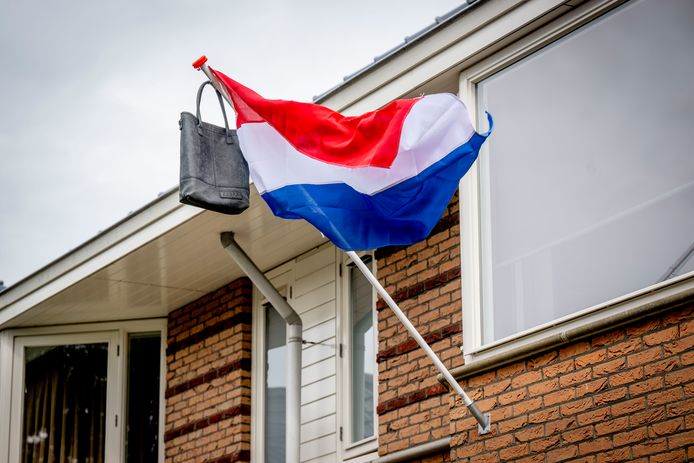 Vlag Van China Zwaait Op Een Vlaggenstok Tegen De Wolkenhemel Stock Afbeelding - Afbeelding