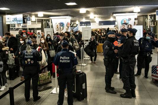 Reizigers worden gecontroleerd door de politie op Brussel-Zuid.