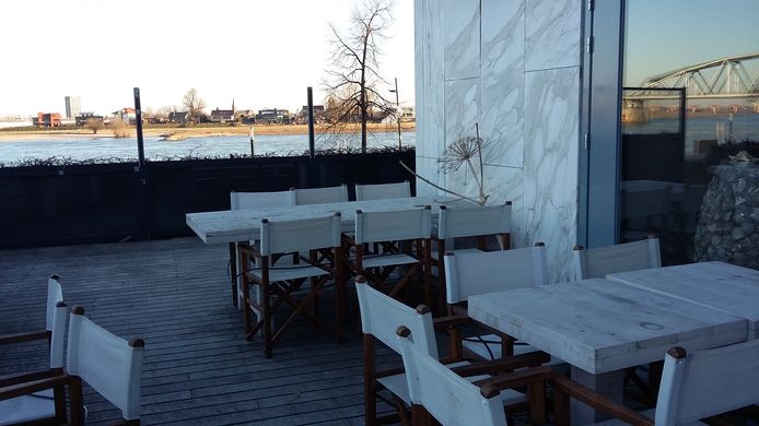 Het nieuwe restaurant Fyrley Foodbar met uitzicht op de Waal. In maart gaat het open.