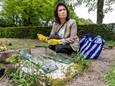 Patty van der Marel uit Pijnacker ruimt de glasscherven op bij het graf van haar moeder.