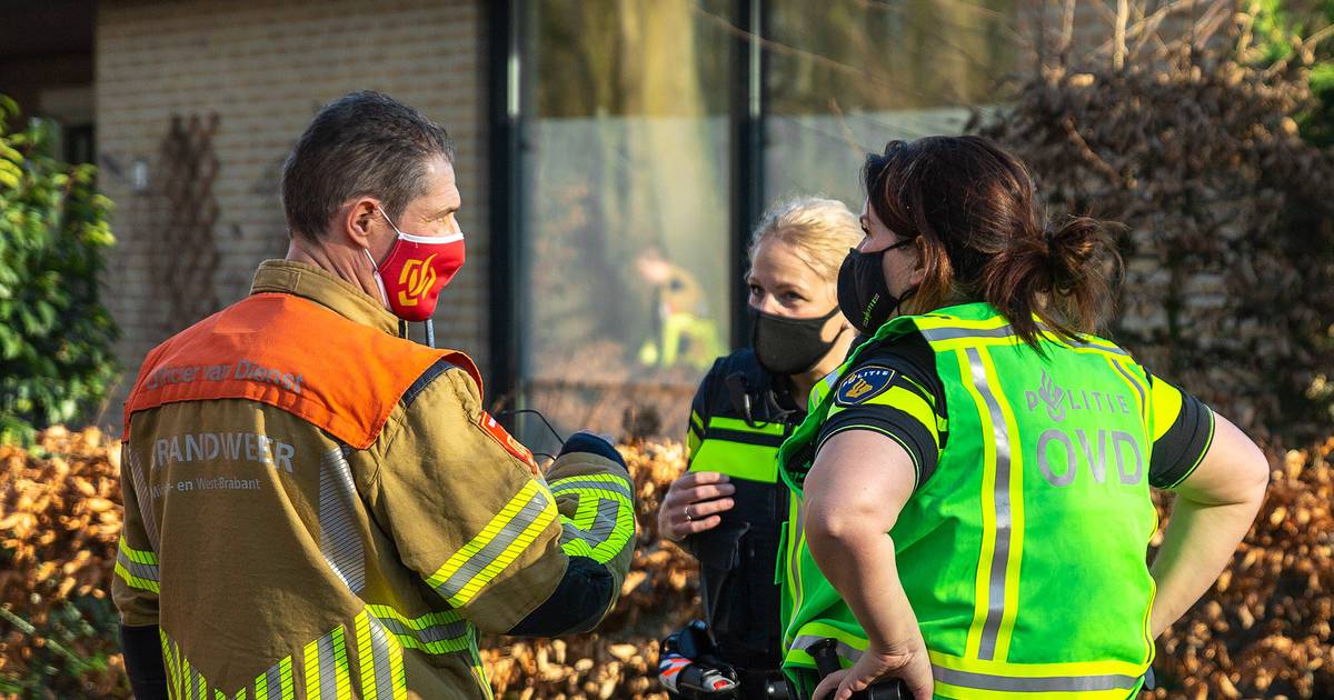 Bewoner in #Raamsdonk ademt gaslucht in en moet naar ziekenhuis, straten en brandgangen weer vrijgegeven.