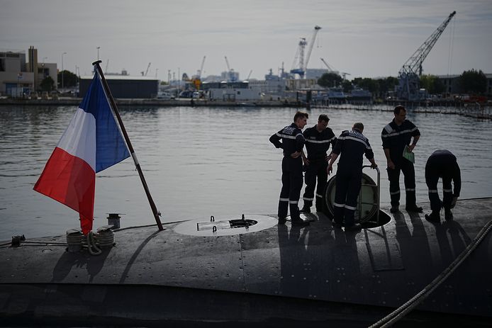 Des marins français préparent au départ le sous-marin Rubis, en rade de Toulon. Photo d'illustration.