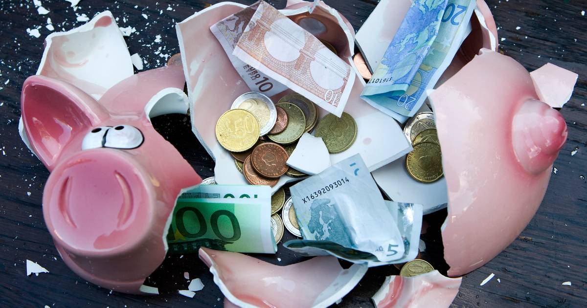Thuis Contant Geld Bewaren? 'Belastingdienst Ziet Dit Geld Niet Door De  Vingers' | Geld | Ad.Nl