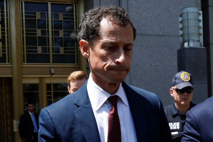Anthony Weiner verlaat de rechtbank in New York nadat hij heeft toegegeven dat hij seksueel getinte berichten verstuurde naar een meisje van 15.
