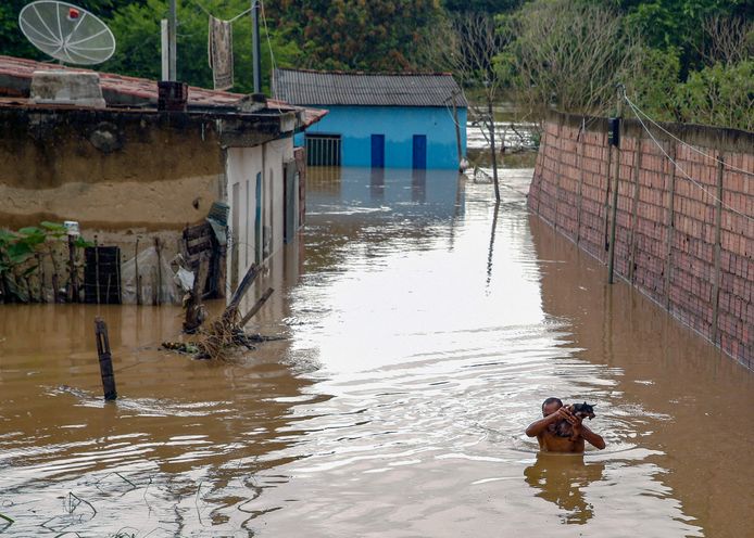 Een man waadt door het water in Itapetinga en de Braziliaanse staat Bahia.