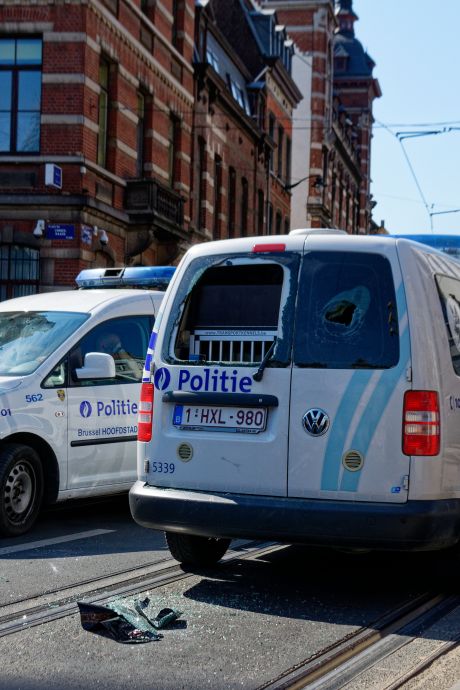 Le jeune qui avait volé l'arme d'un policier lors des émeutes à Anderlecht s'est rendu