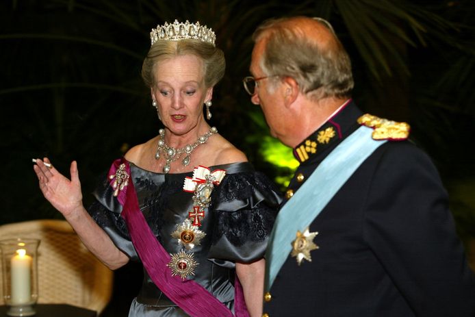 La regina Margherita fuma alla presenza del re Alberto durante una visita di stato in Belgio nel 2002.